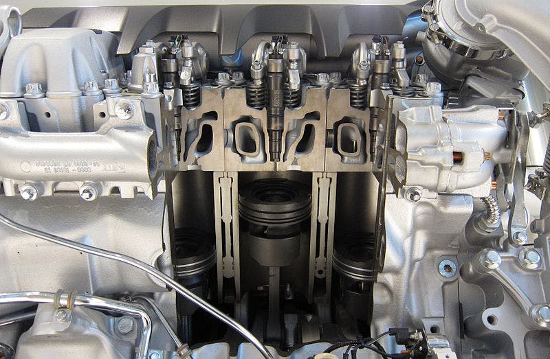 Průřez dieselového V8 motoru