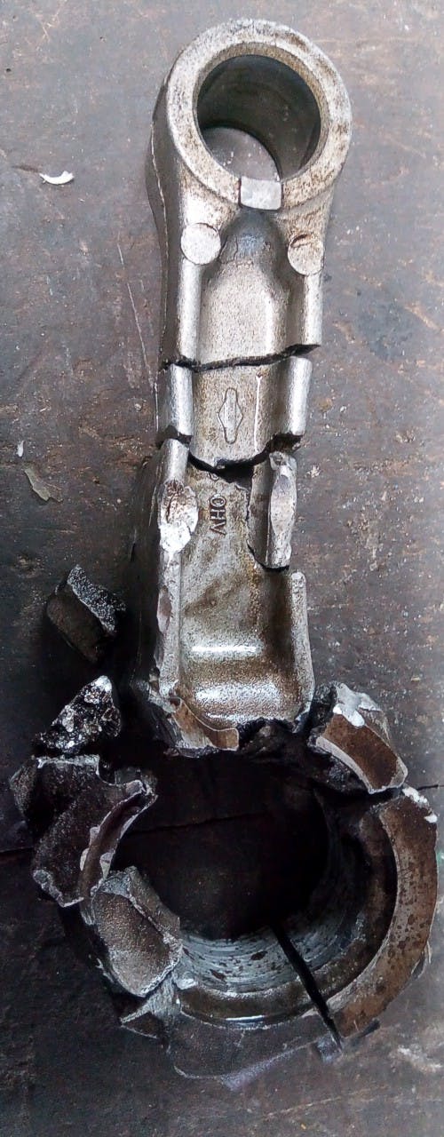 Hliníková ojnica pro 4-taktní motor, zničená v důsledku únavy materiálu a následného nárazu do kľukového hřídele